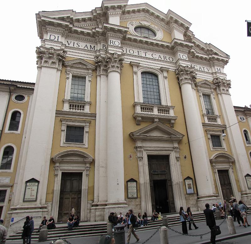 basilica di santi ambrogio e carlo.jpg - Na de teleurstelling over de piazza del Popolo wandelen we via de via del Corso naar de metro. Deze kerk trekt echter onze aandacht, en niet voor niks.